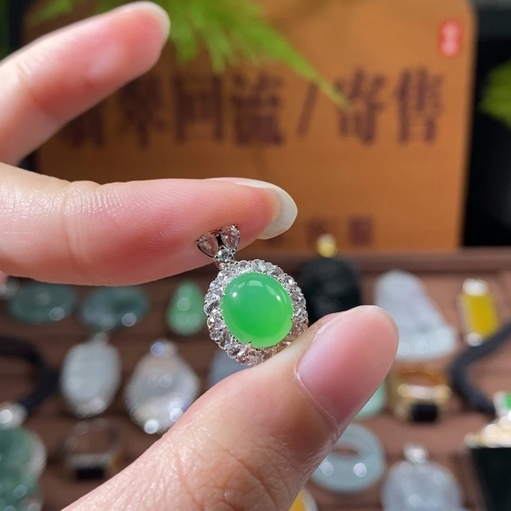颈饰18K金镶嵌翡翠吊坠