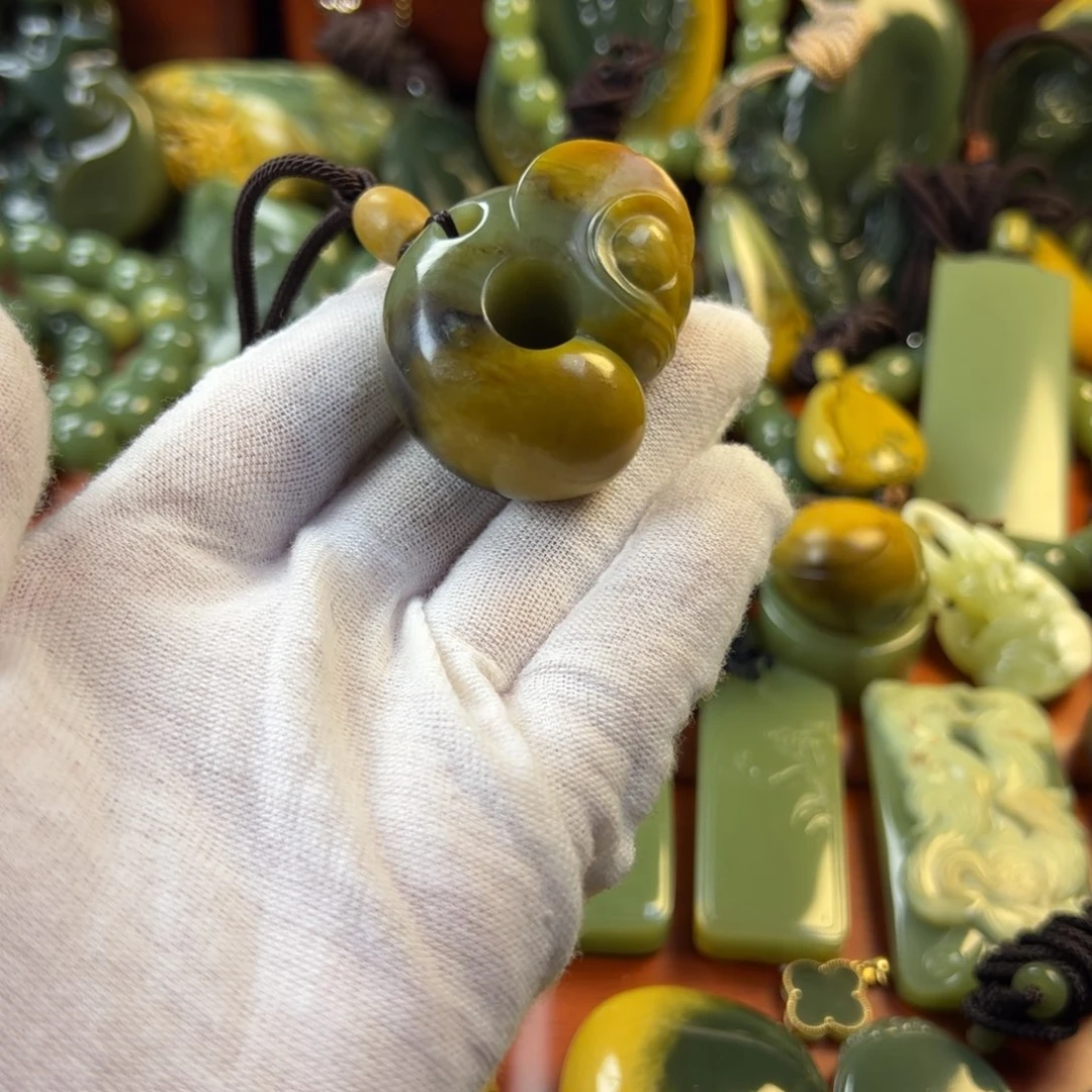 岫岩河磨玉（透闪石质玉）颈饰未镶嵌