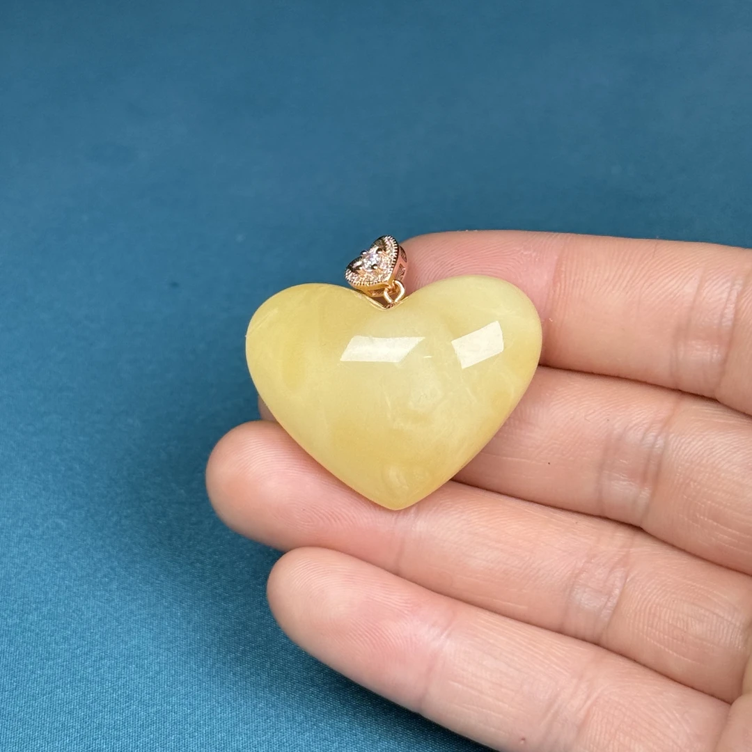 Y1016天然原矿蜜蜡 鸡油黄飘花爱心牌 35*28*12mm抖音基地质检发