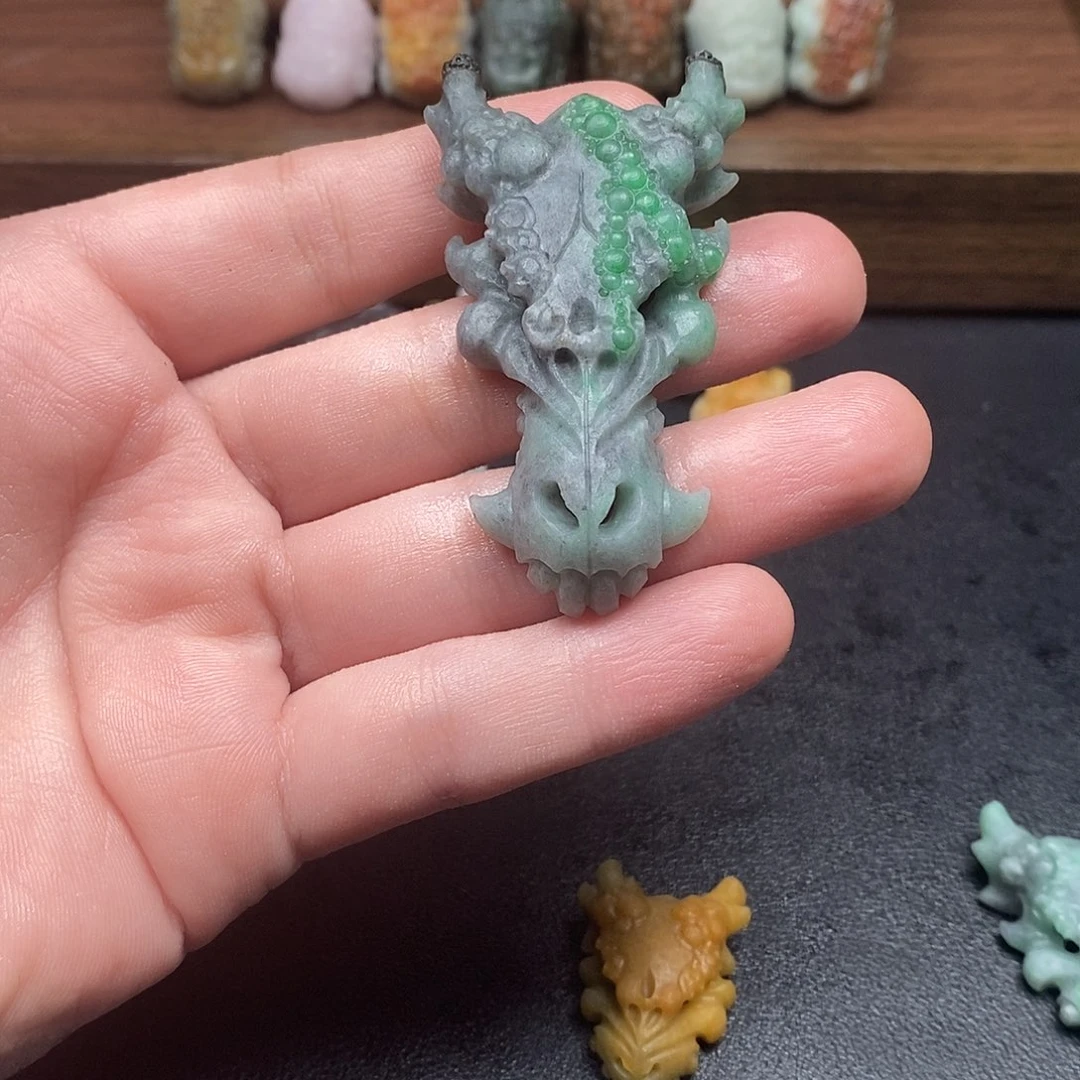 隔***玩未镶嵌定制翡翠毛货抛光