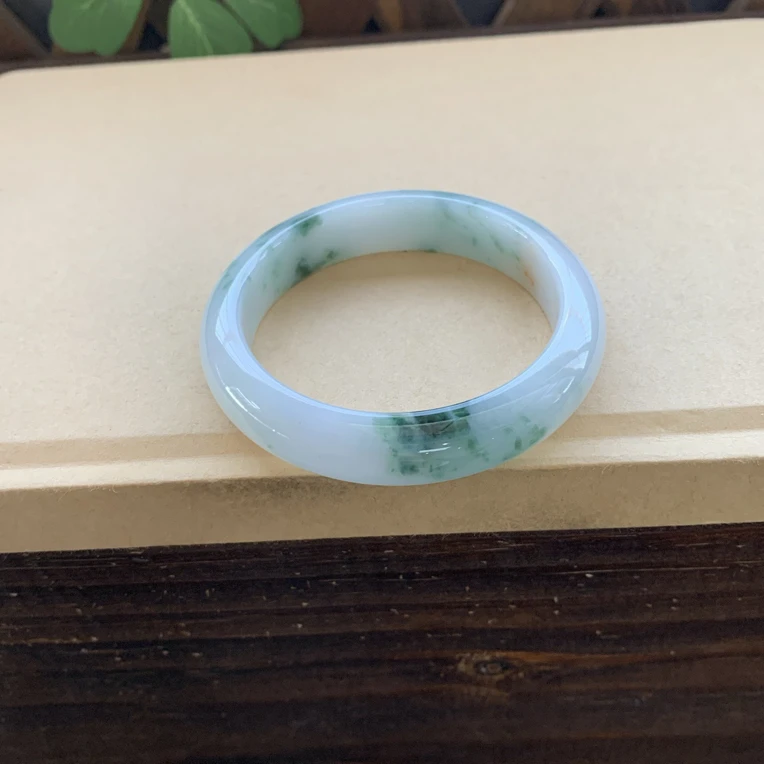 冰润细腻飘花撒金手镯，7180圈口52.8-11.9-8.1，天然翡翠缅A完美