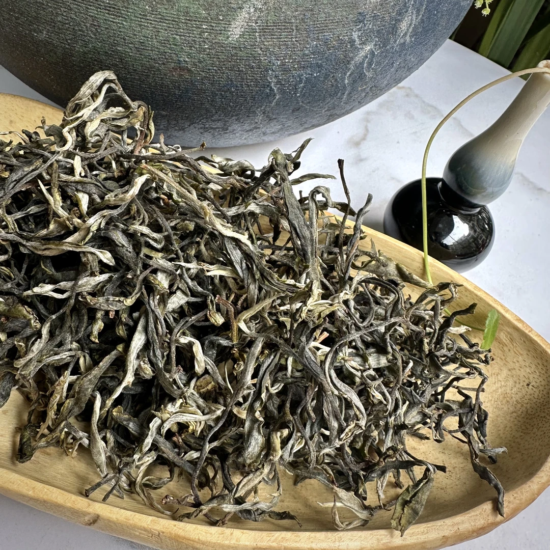 2024年 昔归忙麓山核心产区古树 头春头采 生茶散茶