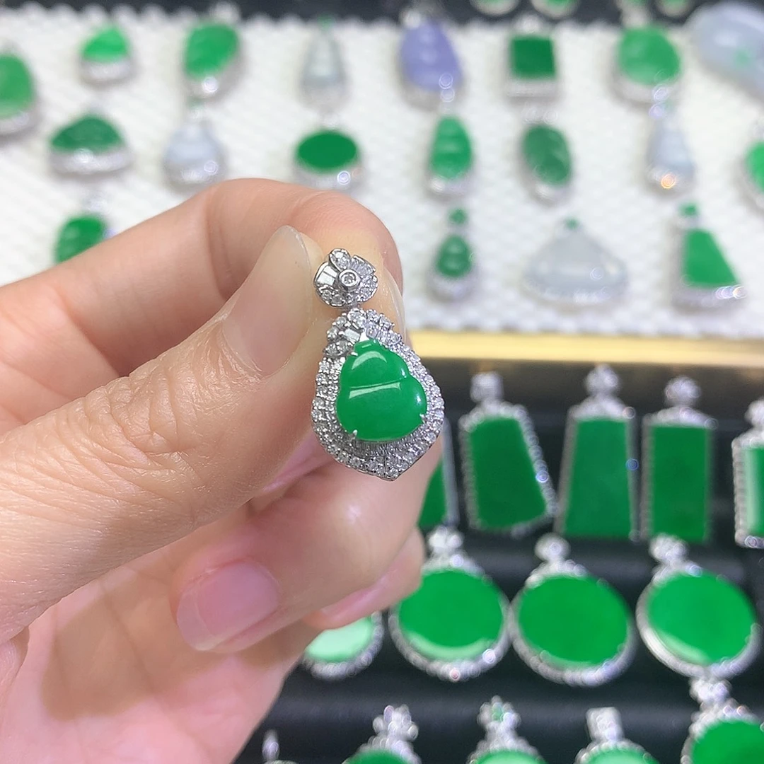 颈饰18K金镶嵌翡翠吊坠