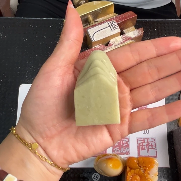 时***。青田石印石现场纯手工制作精美精致