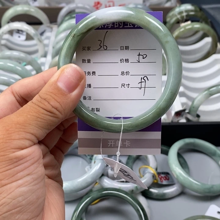 翡翠手镯未镶嵌翡翠