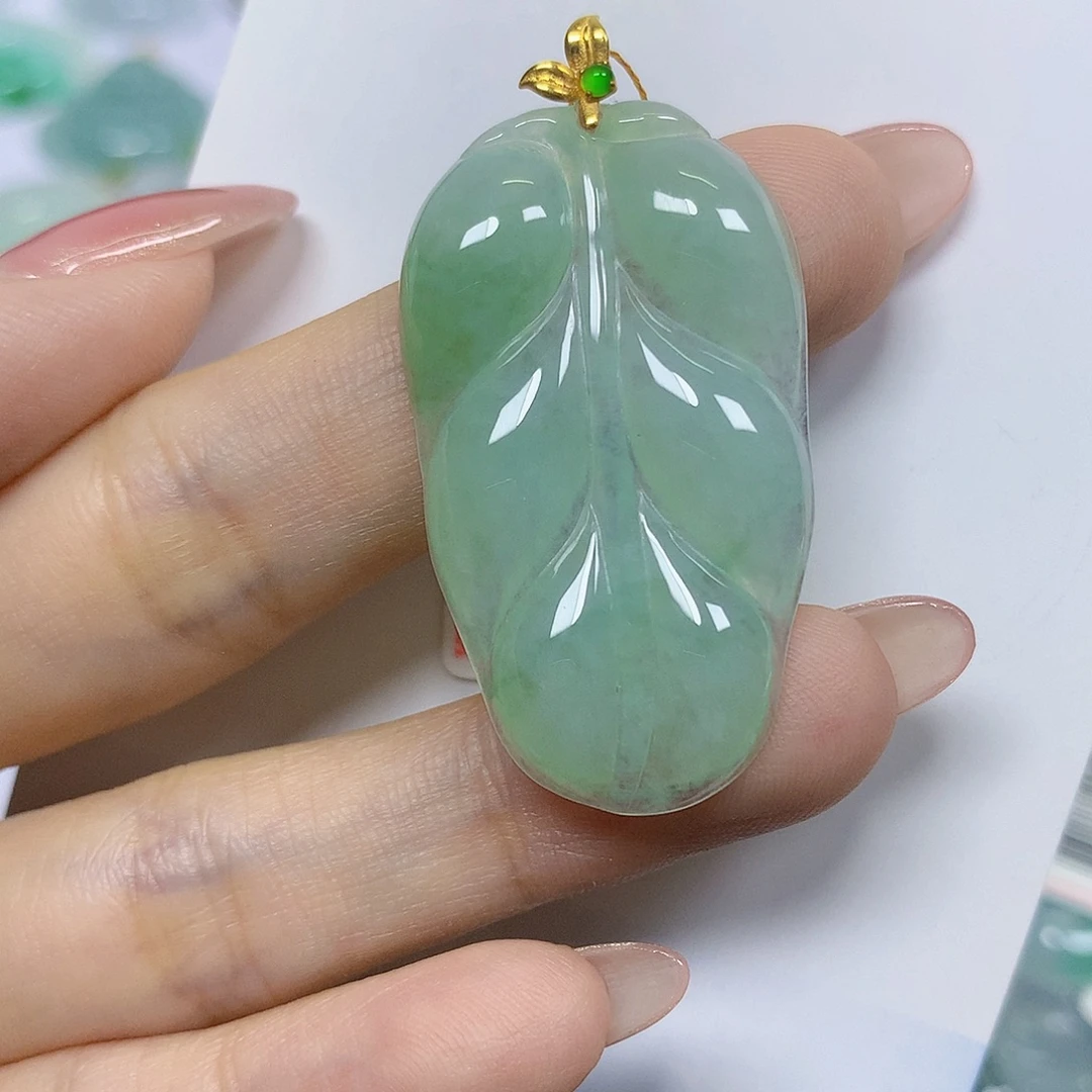 祁***店翡翠18K金镶嵌颈饰挂件