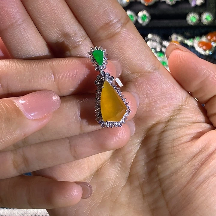 翡翠18K金镶嵌颈饰黄翡切割