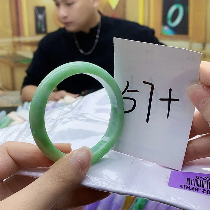 翡翠未镶嵌手镯000……