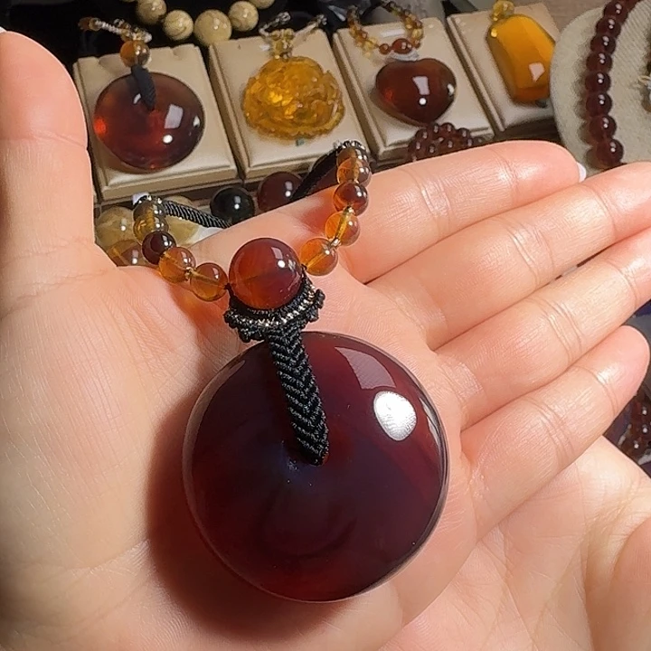 琥珀未镶嵌颈饰黑加伦平安扣