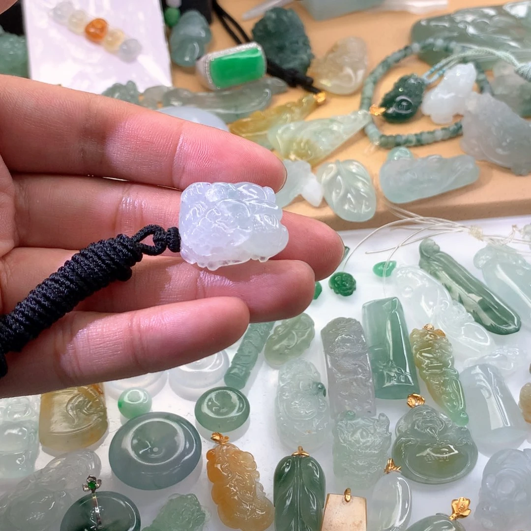 颈饰未镶嵌翡翠挂件