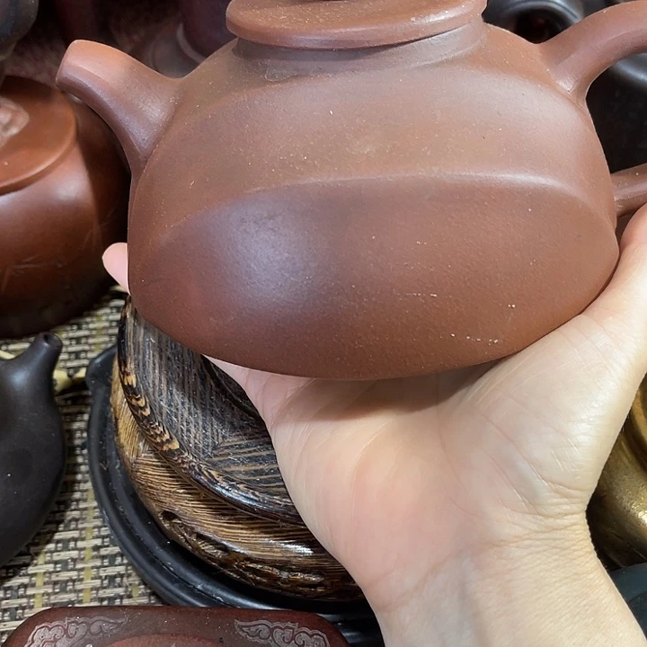 茶壶紫砂原矿泥料手工制作的一把紫砂壶。