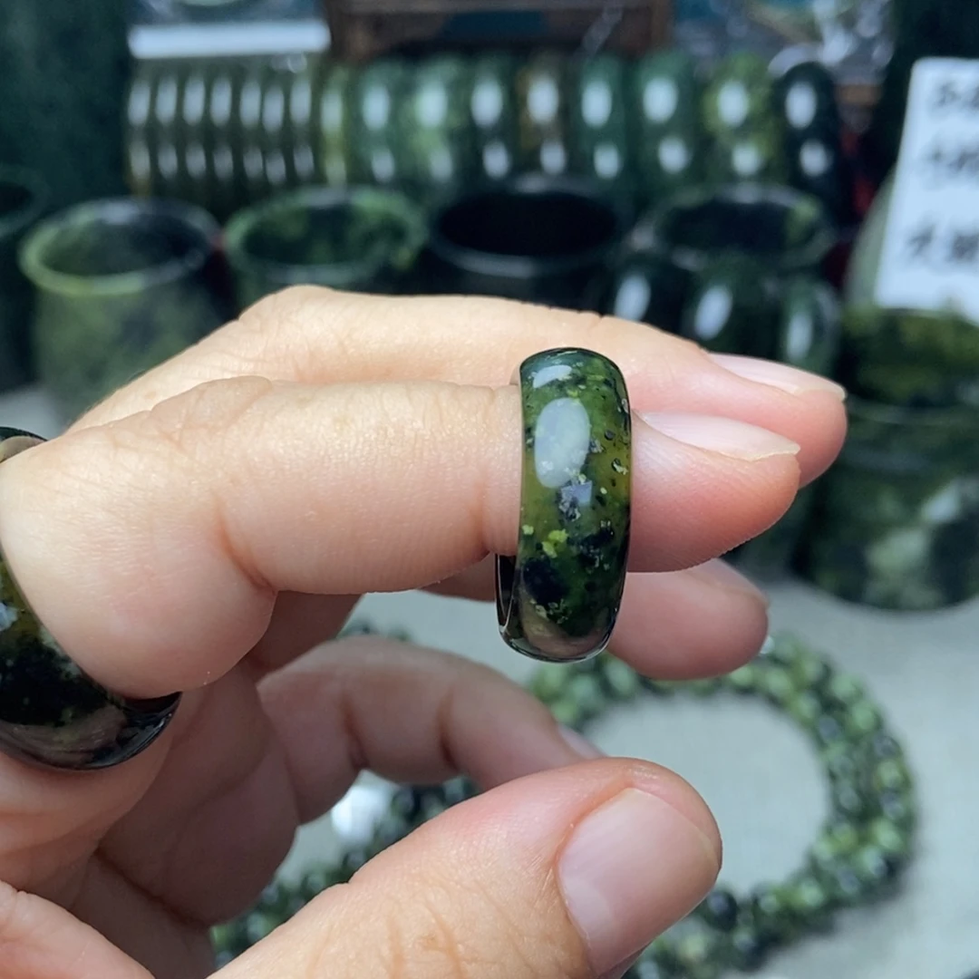 淡***光蛇纹石玉未镶嵌戒指