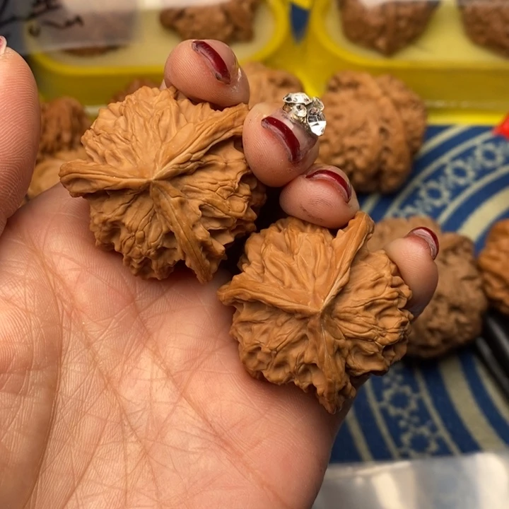 许***士桃核吊坠三棱核桃