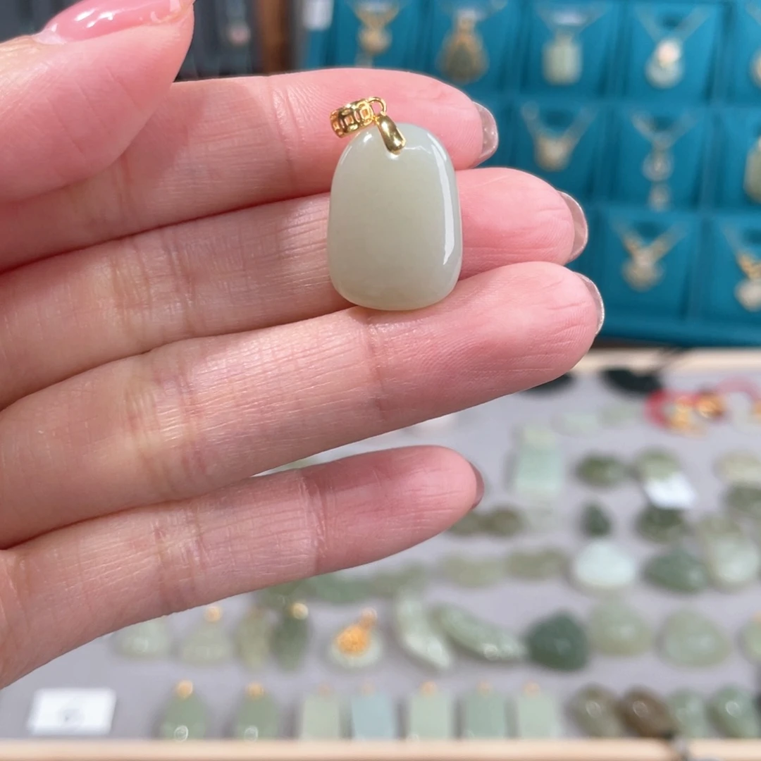 和田玉吊坠(赠链)18K金镶嵌爆**瓜