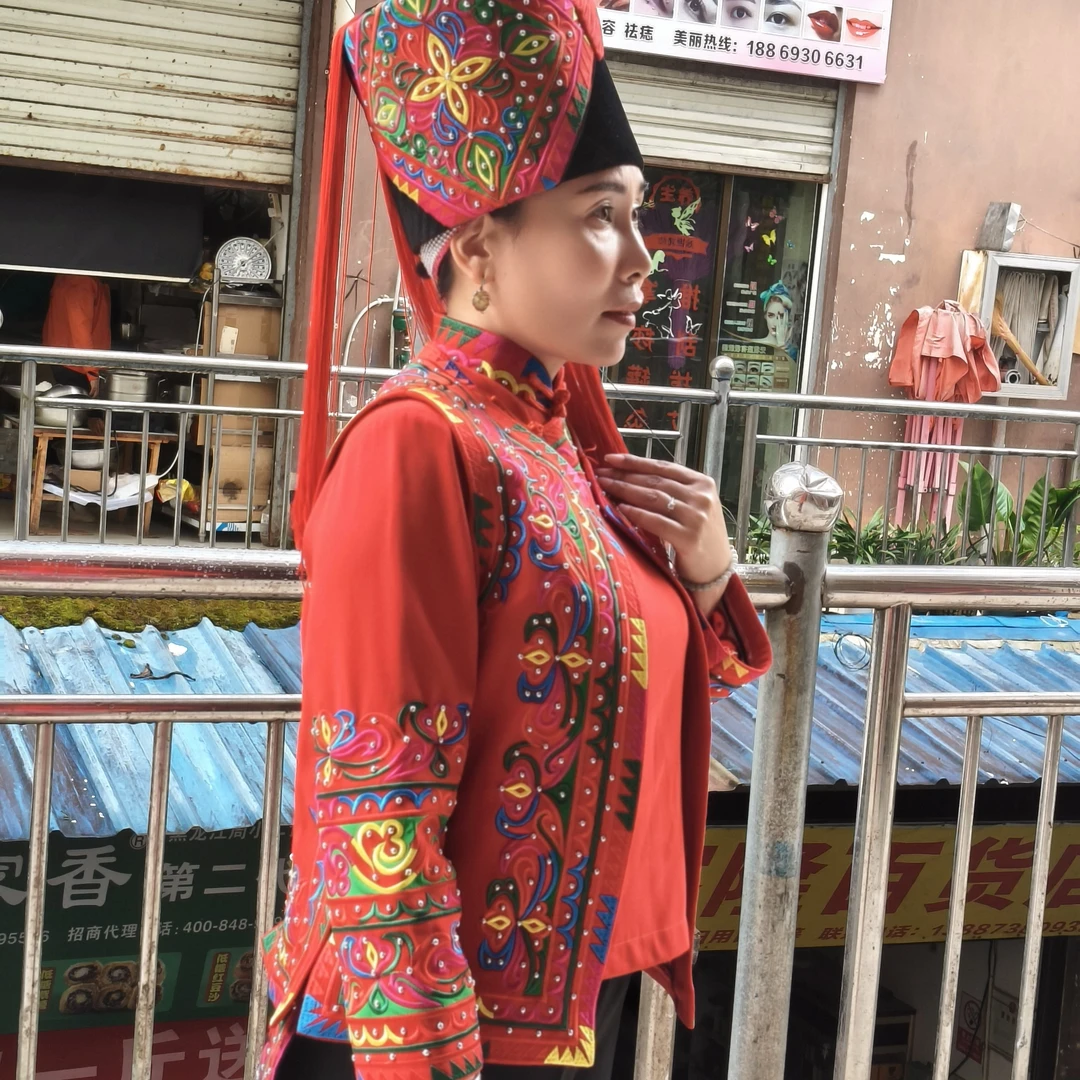 云南少数民族哈尼族刺绣银泡女士套装