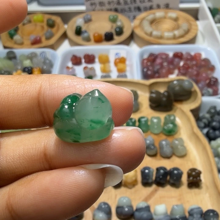 尧***落和田玉未镶嵌珠宝奇石