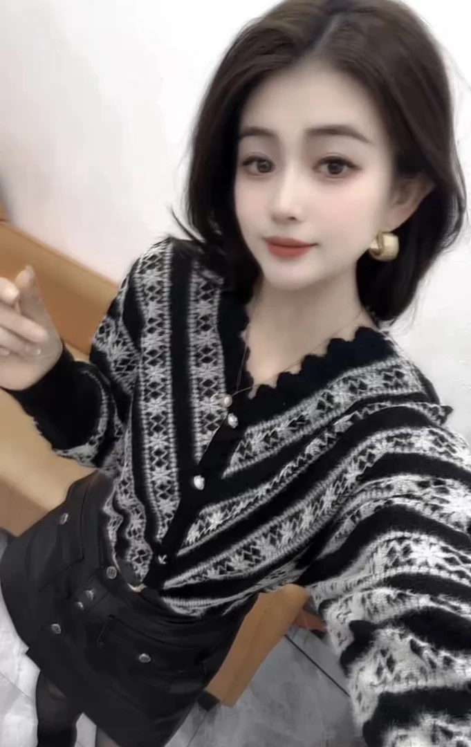 法式气质V领条纹长袖T恤打底衫秋冬爆款修身显瘦内搭小衫蕾丝上衣