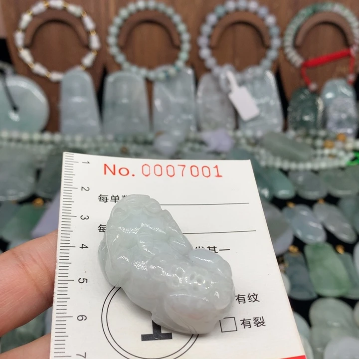 翡翠未镶嵌颈饰微瑕
