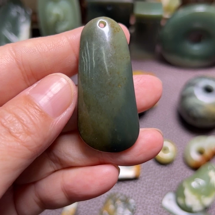 梅***颈饰未镶嵌岫岩河磨玉（透闪石质玉）