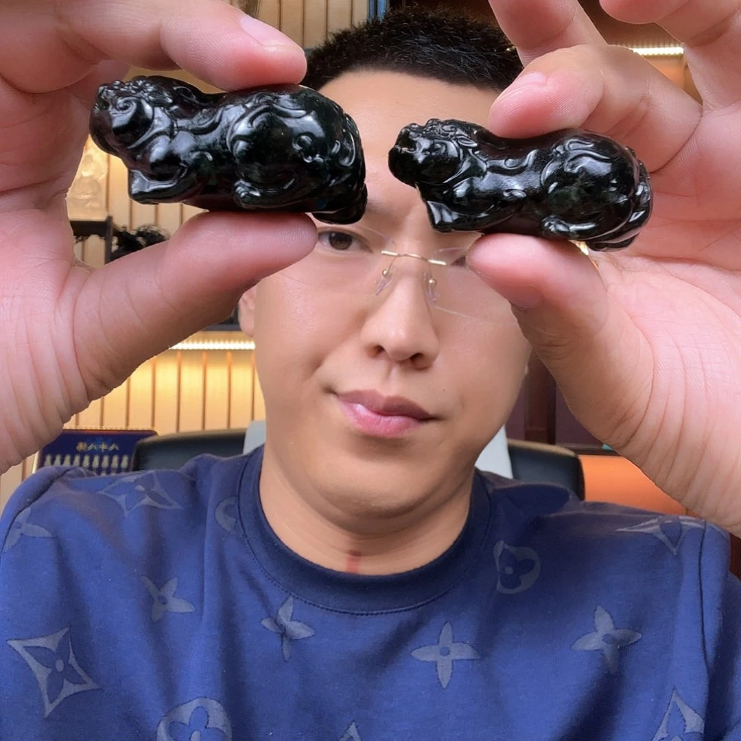 翡翠未镶嵌颈饰吐了咯啦咯啦