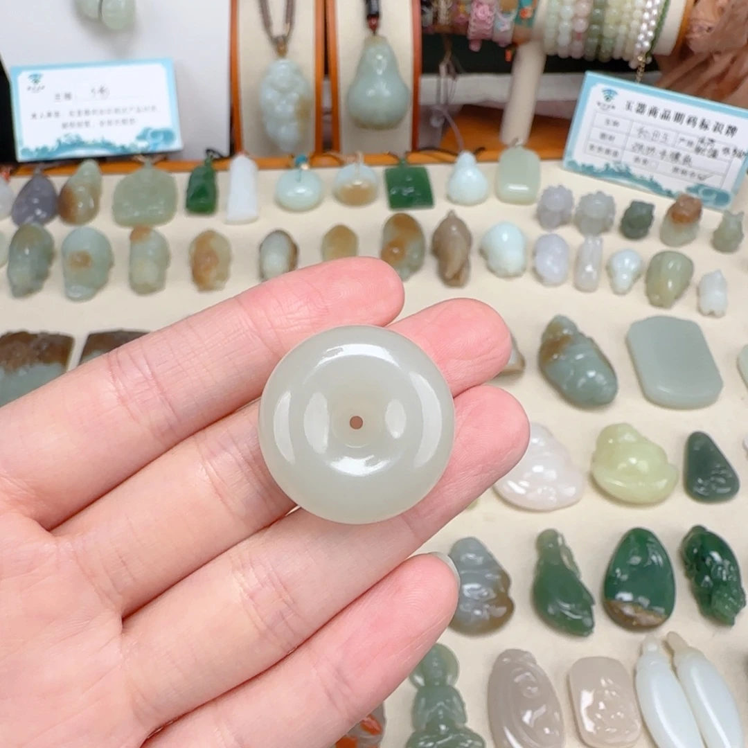 浅***️颈饰未镶嵌和田玉