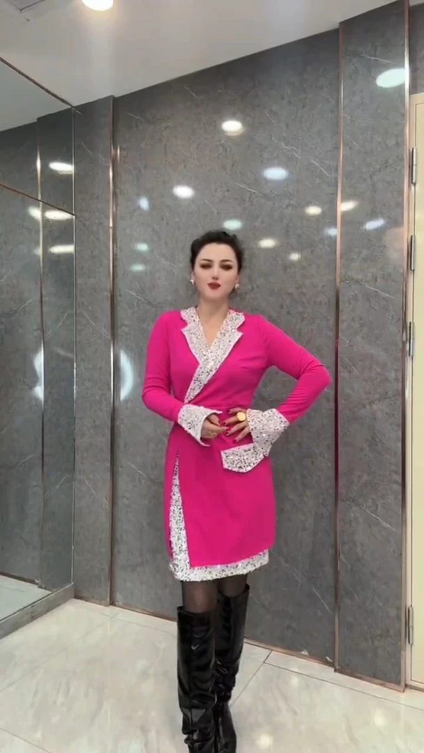 优雅深V领连衣裙修身设计名媛风礼服裙