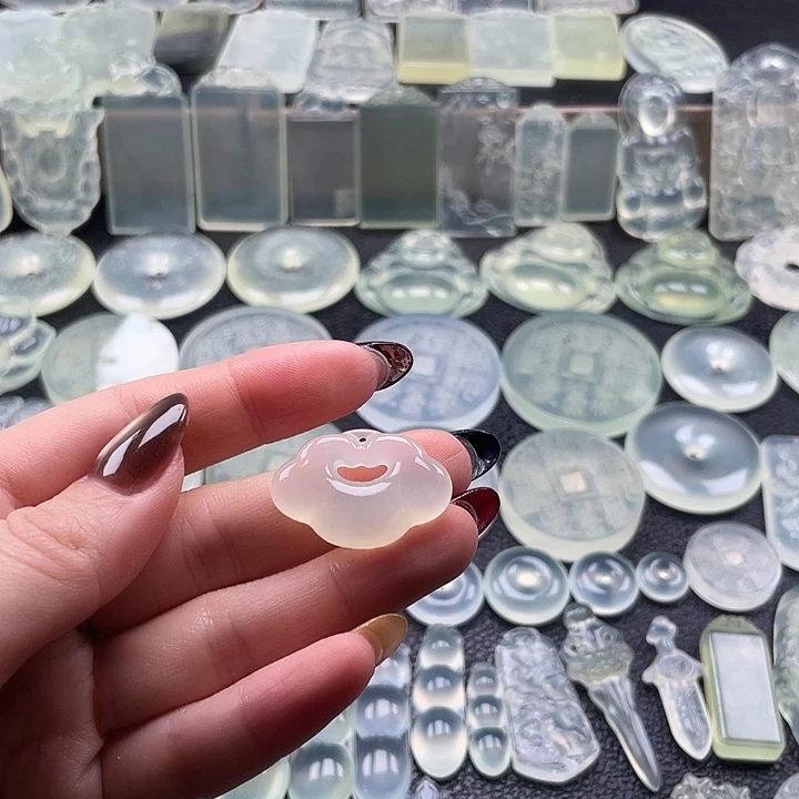 岫玉未镶嵌颈饰祥云锁