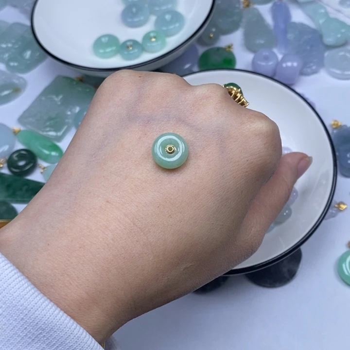 颈饰18K金镶嵌翡翠嘟**翡翠