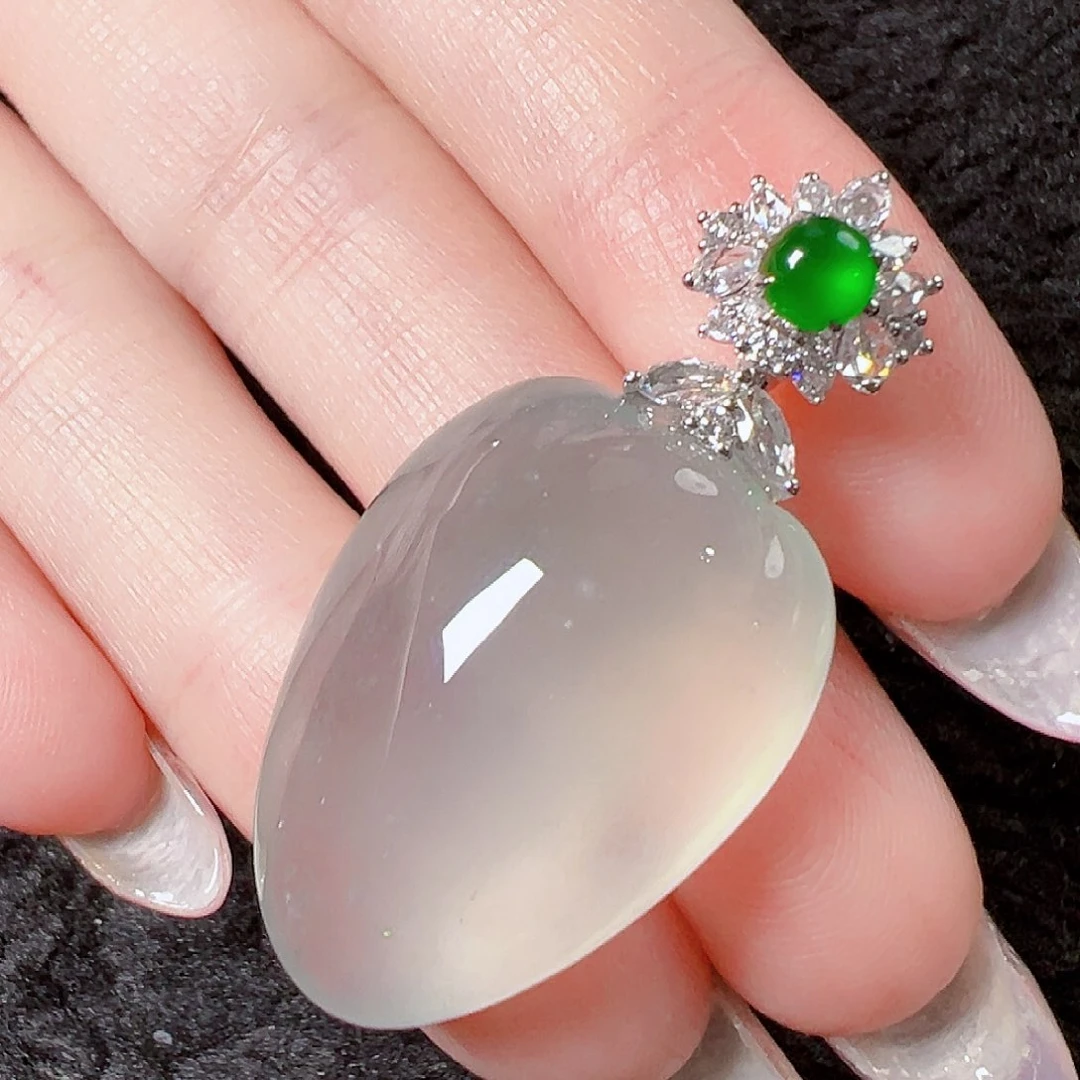 翡翠18K金镶嵌颈饰签收后24小时鉴赏期，过时不退