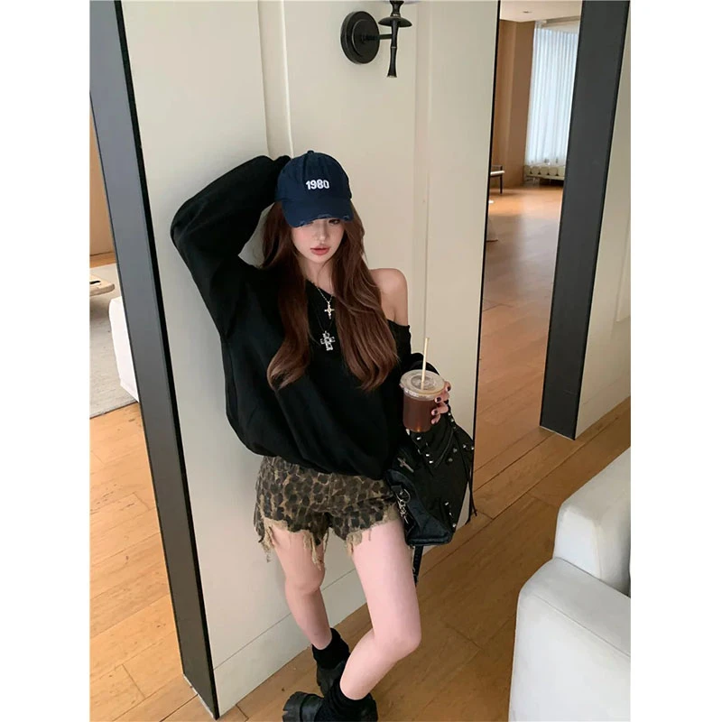 复古黑色中长款斜肩套头卫衣女秋季美式宽松慵懒辣妹豹纹性感短裤
