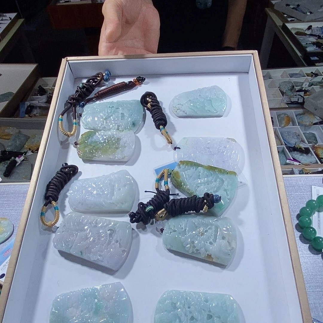 翡翠未镶嵌颈饰多样性仅发一件随机发货