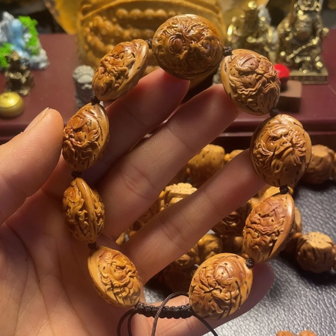 大桃核雕刻瑕疵钟馗头