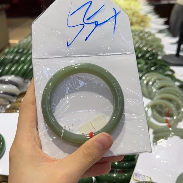 和田玉手镯未镶嵌哈****堡