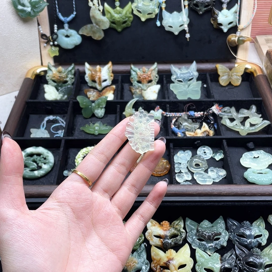 蛇纹石玉未镶嵌颈饰梳子吊坠