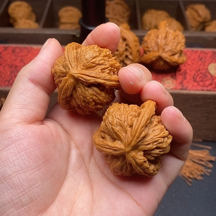 大***山文玩核桃把件白奔