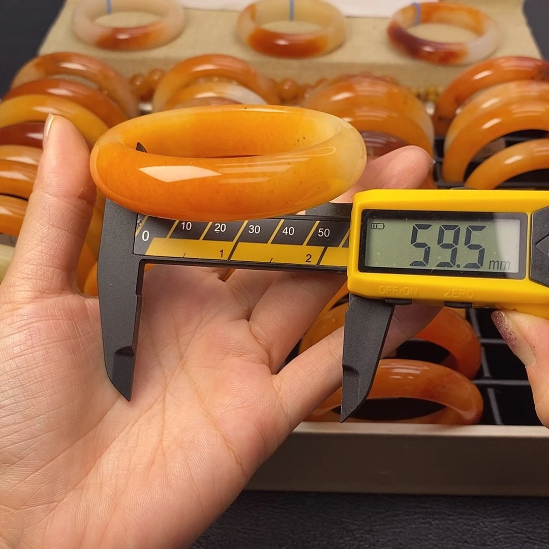 未镶嵌石英质玉（黄龙玉）手镯35号