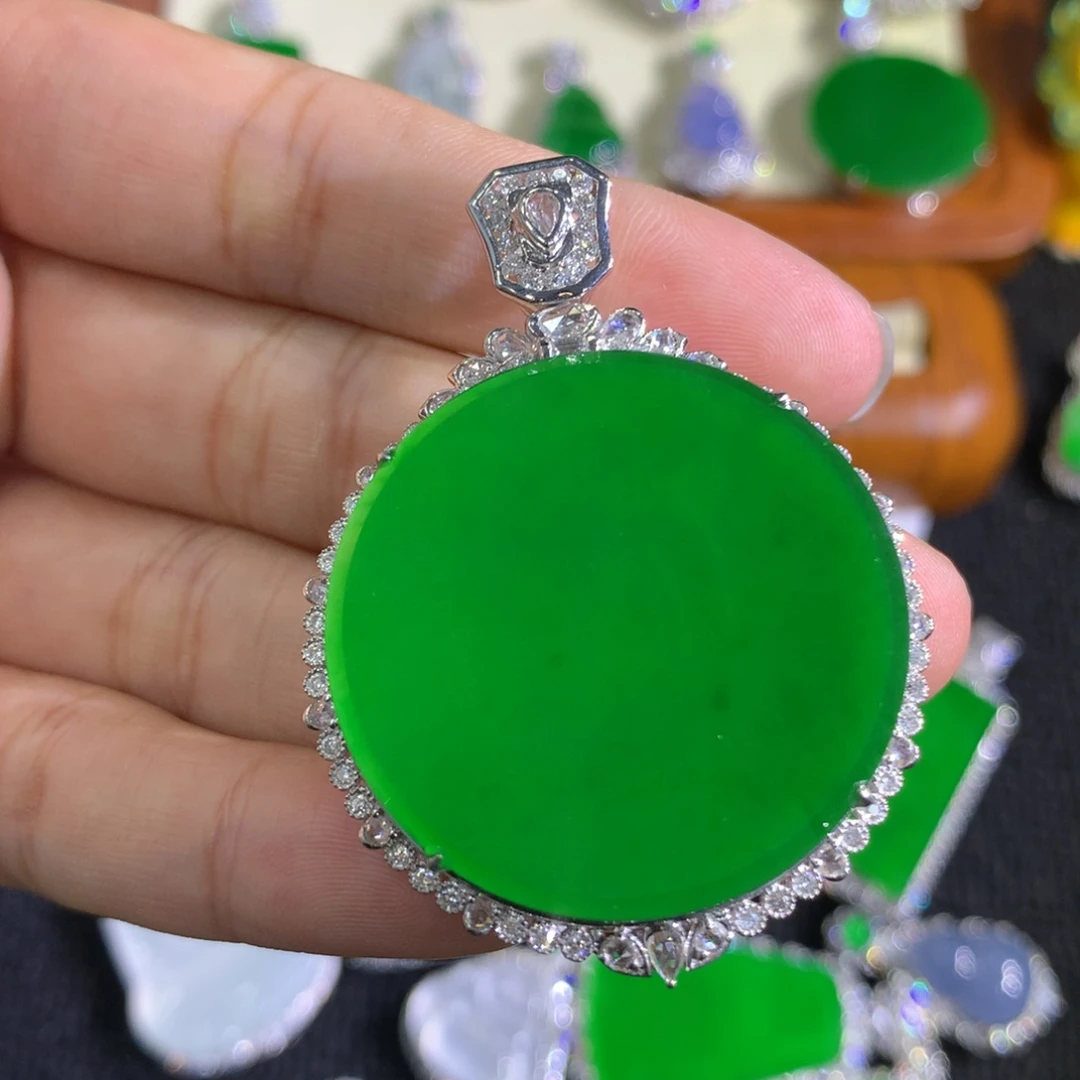 【闪购商品】颈饰18K金镶嵌翡翠