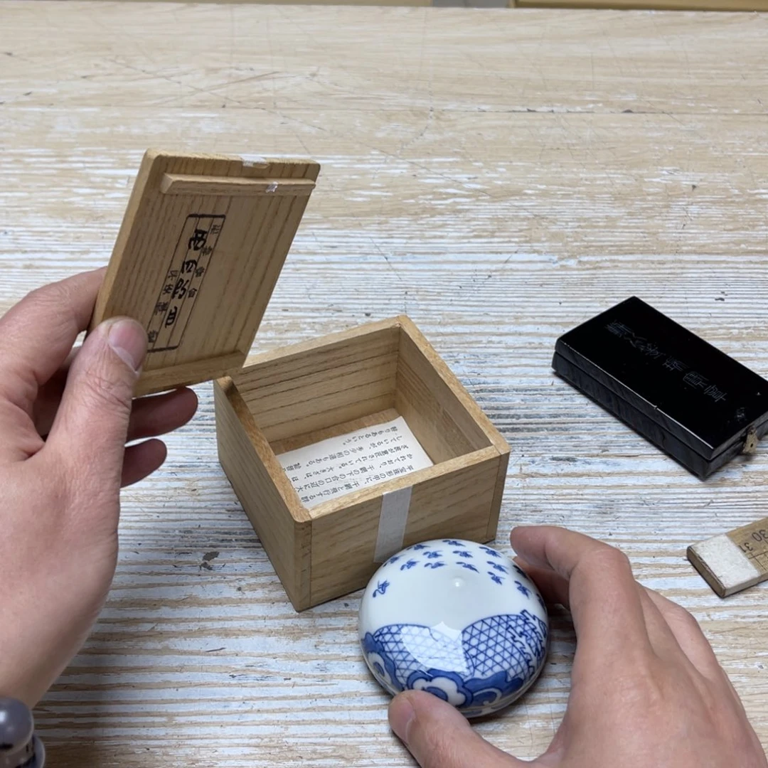 瓷片贤**天密密麻麻地排列着