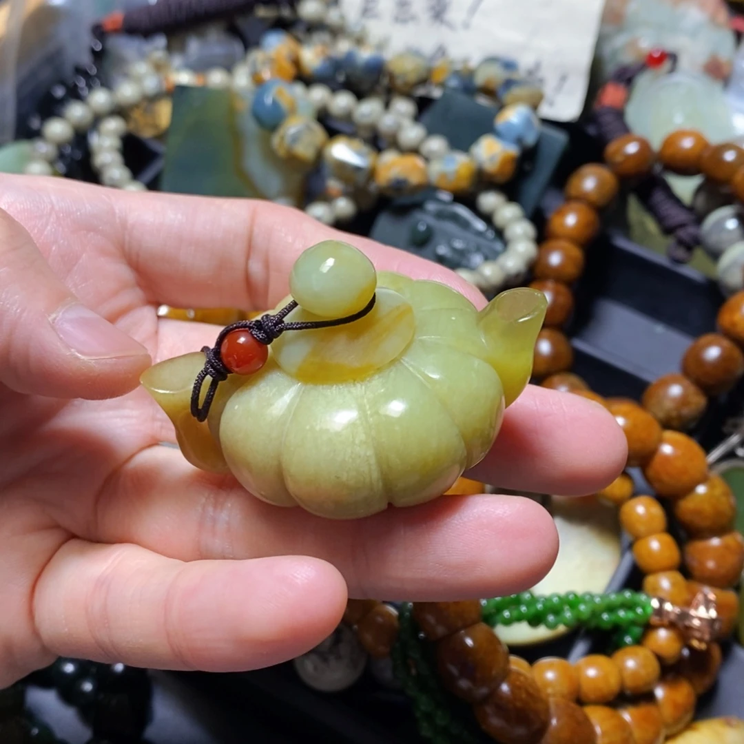 蛇纹石玉未镶嵌颈饰