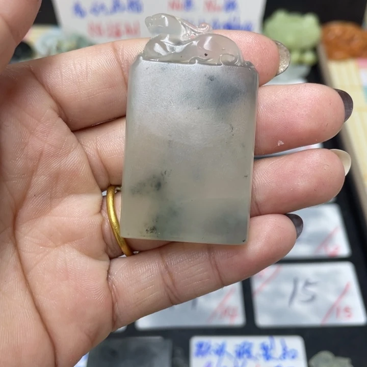 乐***米蛇纹石玉合金颈饰