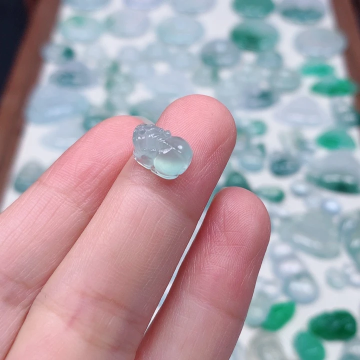 翡翠未镶嵌颈饰冰种浅绿貔貅