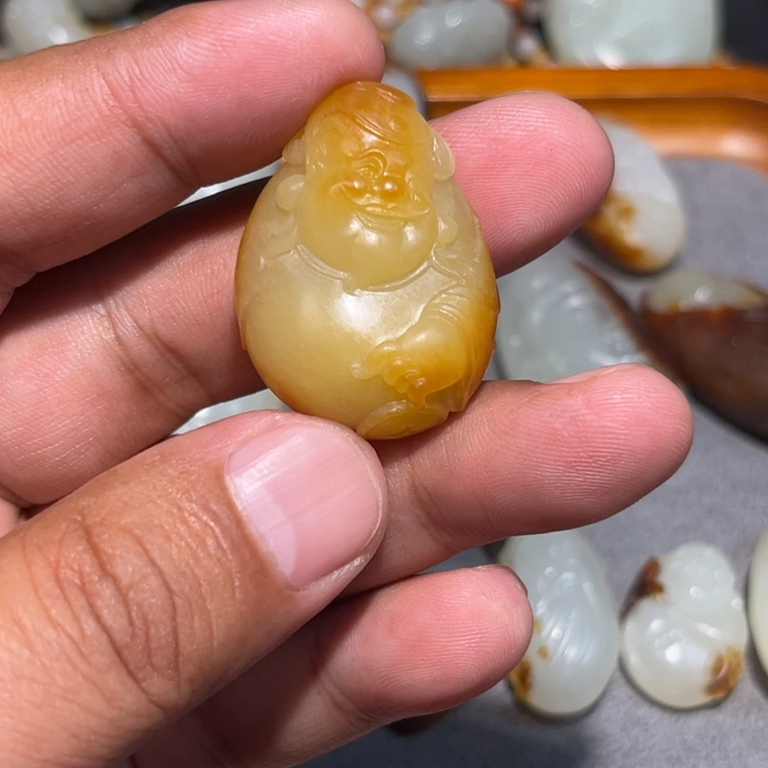 与***行颈饰未镶嵌和田玉