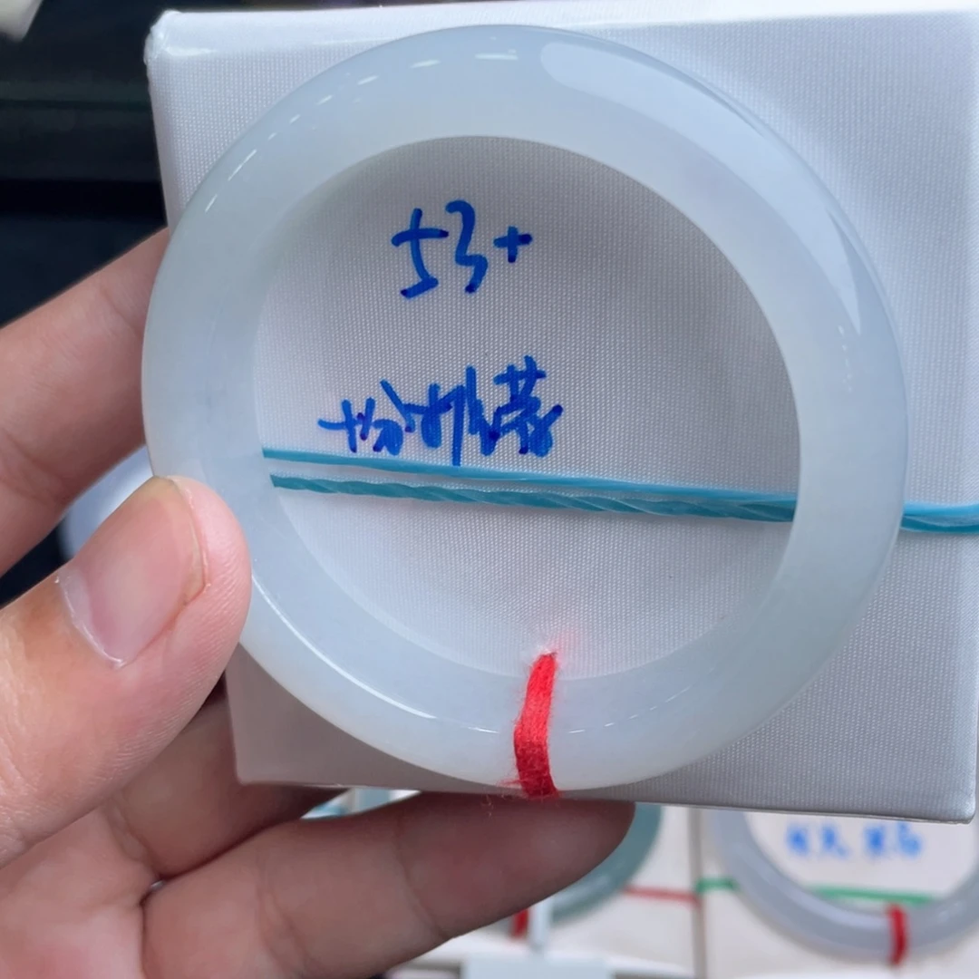 翡翠手镯未镶嵌翡翠手镯