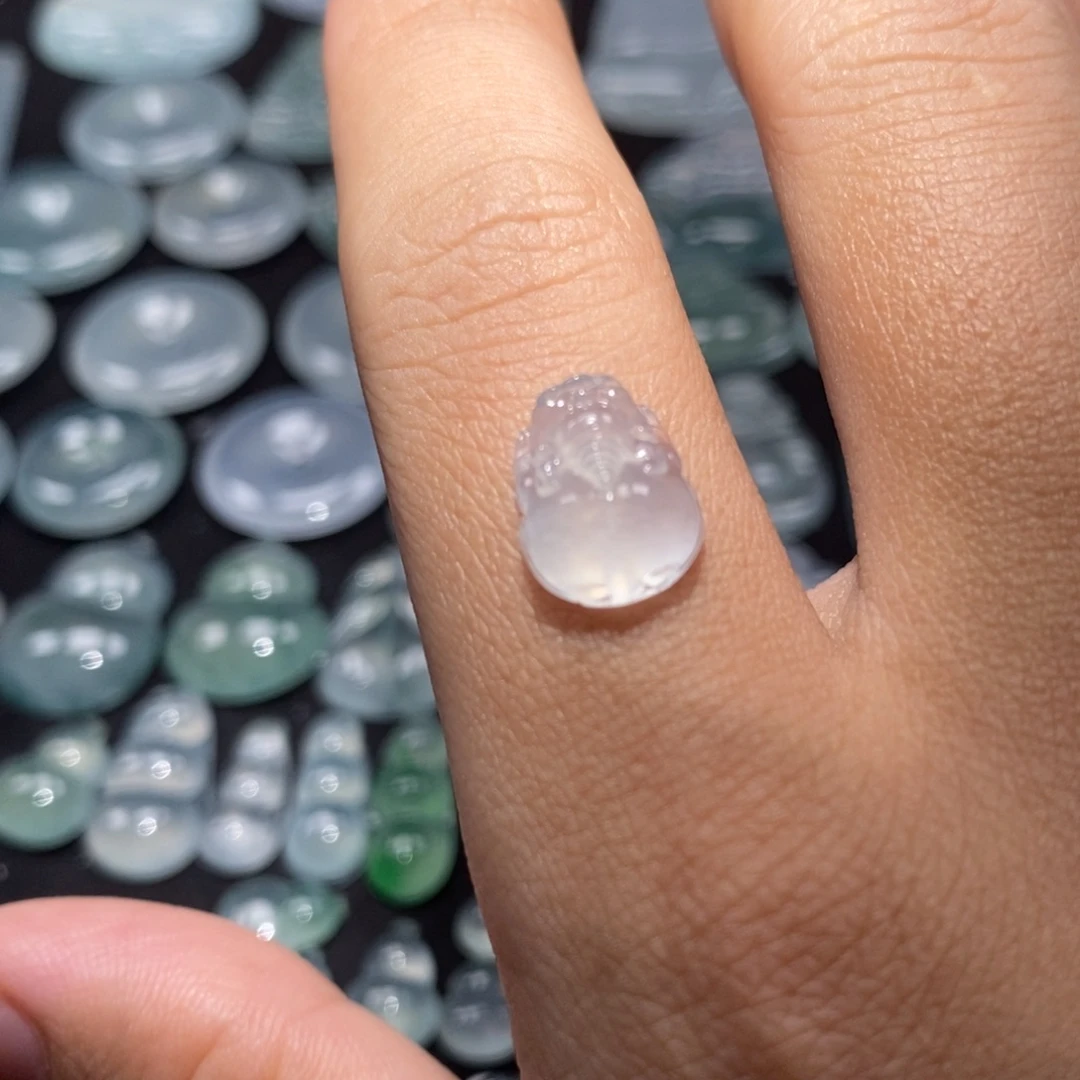 翡翠未镶嵌颈饰貔貅