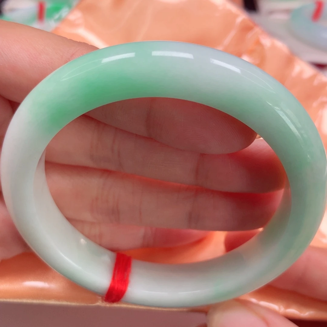 翡翠未镶嵌手镯冰胶果绿