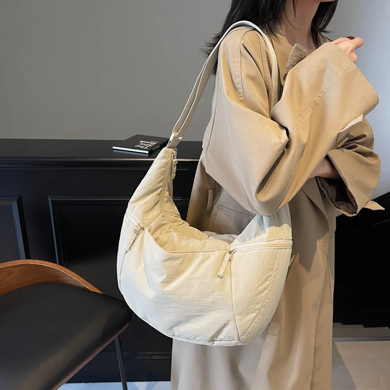 牛角包2025新款饺子包休闲单肩斜挎手提包帆布健身运动瑜伽月亮包