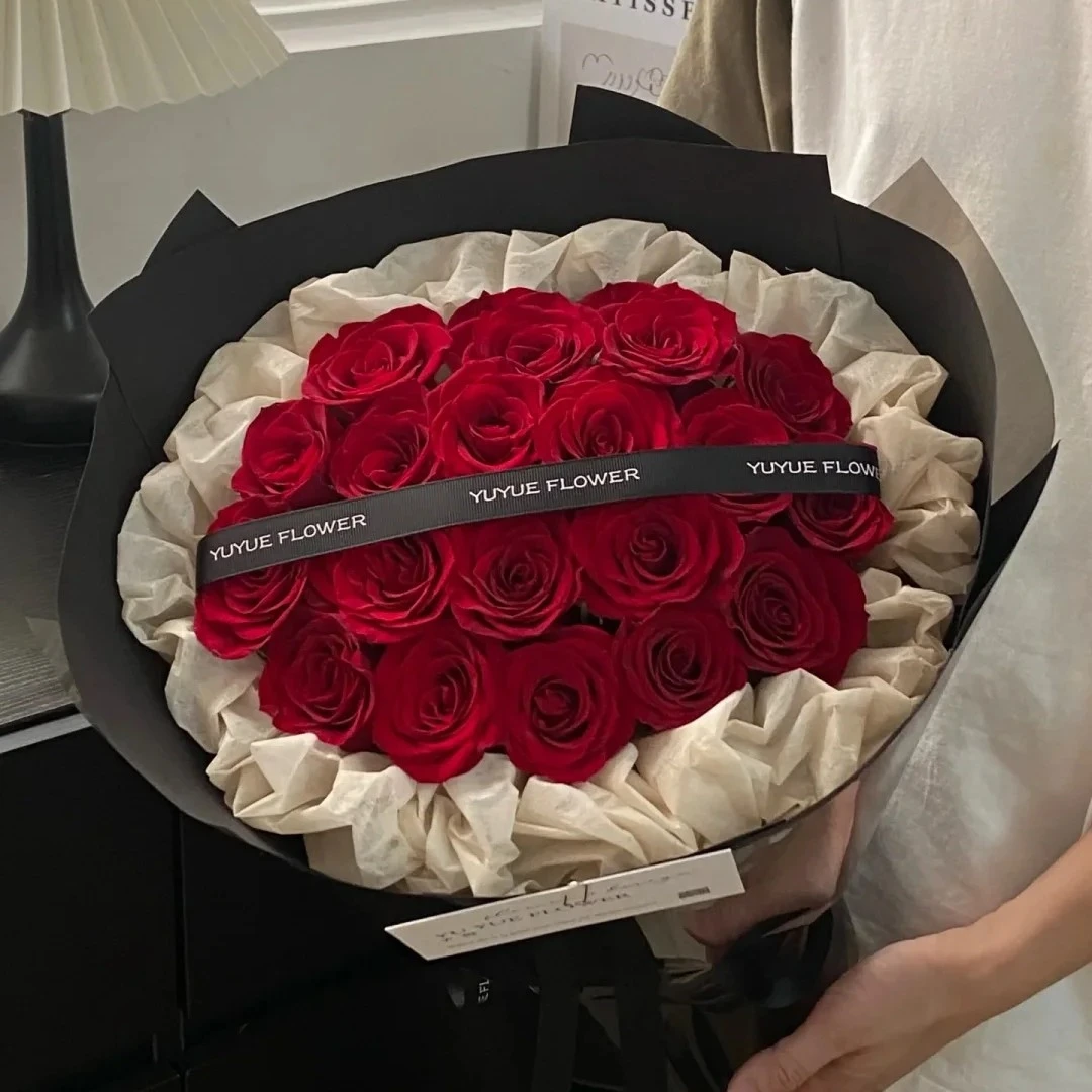 【爆款鲜花推荐】鲜花33枝红玫瑰花送小彩灯网红花束8999款生日节日