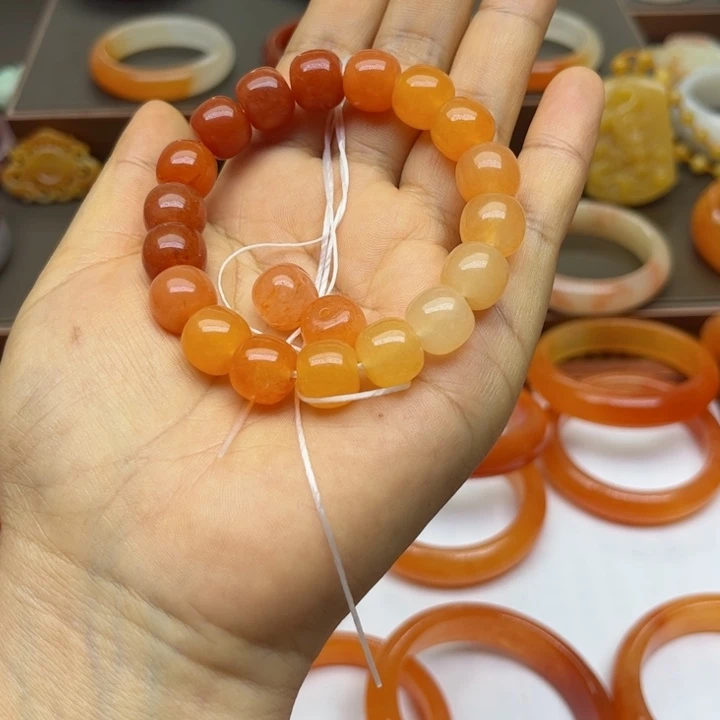 李***琳石英质玉未镶嵌手镯