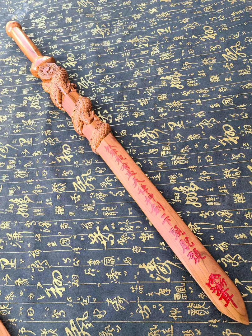 实木手工创意桃木枣木盘龙剑道士道家用品装饰摆件工艺品描朱砂款