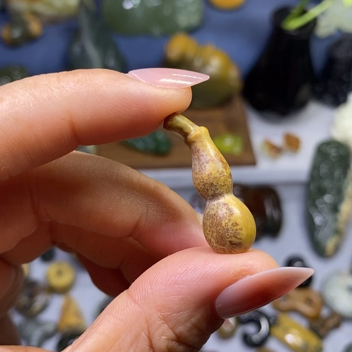 岫岩河磨玉（透闪石质玉）未镶嵌挂件特价